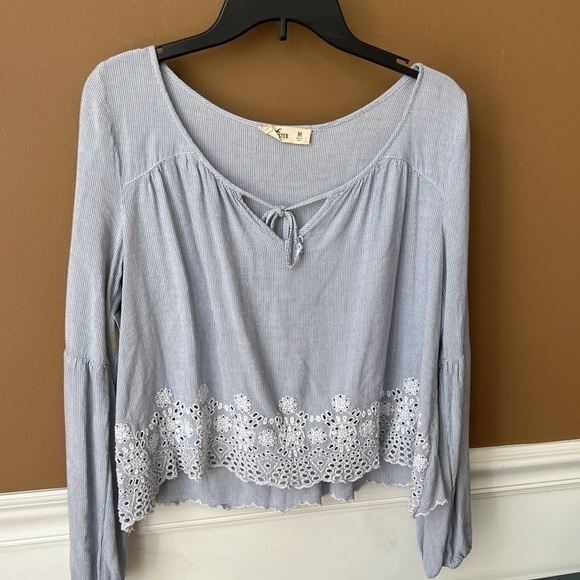 Hollister Pinstriped Embroidered Crop Top Size Medium - Picture 4 of 9